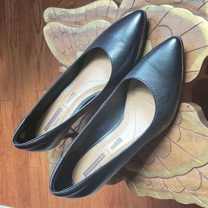 New unworn Clarks Low Heel Pumps Black Leather, 7M